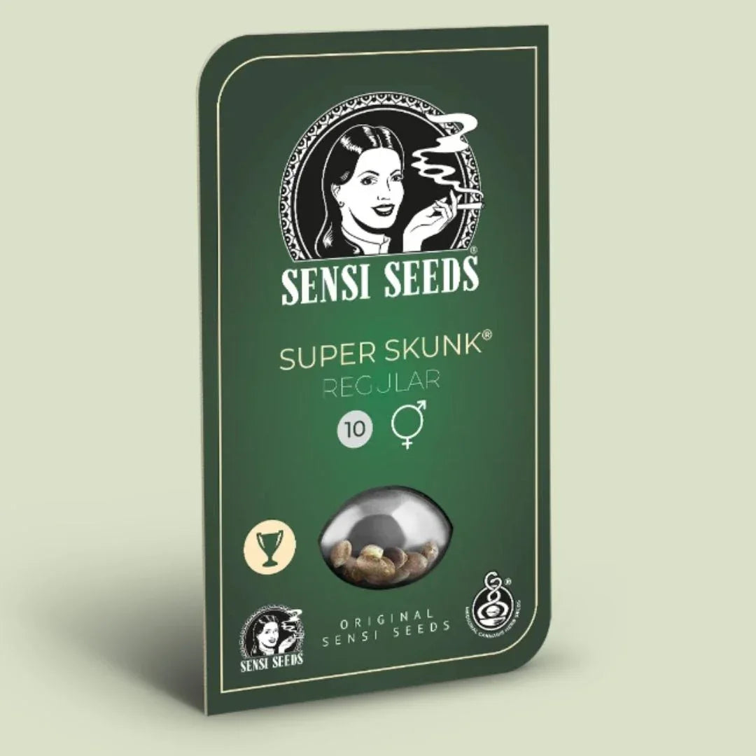 Dunkelgrüne Super Skunk Verpackung von Sensi Seeds mit Sichtfenster und Logo auf hellem Hintergrund