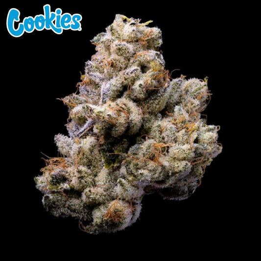 Orange Cake Cannabisknospe mit dichter Struktur, weißen Trichomen und orangefarbenen Härchen
